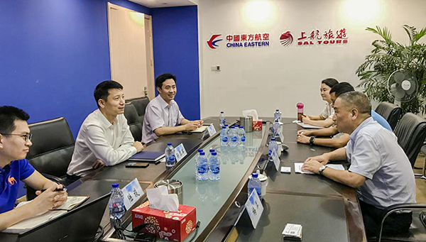 7月9日，集團(tuán)公司董事長李漢東、副總經(jīng)理龔勇一行前往上航假期國際旅行社總部，拜訪上航假期總經(jīng)理靳黎軍，雙方就下一步開展更加深入的合作進(jìn)行了洽談。市場營銷部、經(jīng)營管理部相關(guān)負(fù)責(zé)人陪同參加。.png