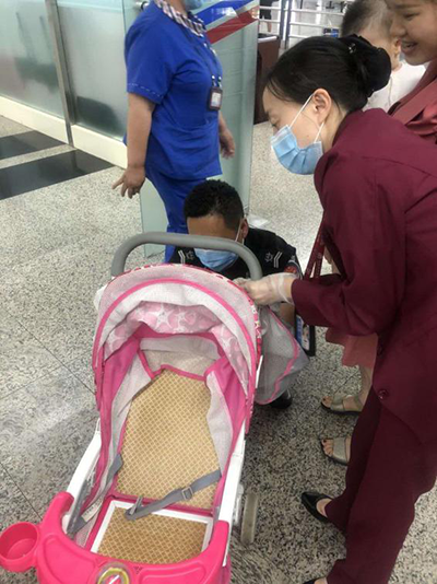 圖片1.png“真情服務(wù)”是讓旅客更加安心、放心、舒心的出行。行查室作為部門進(jìn)港服務(wù)的最后一個(gè)環(huán)節(jié)，在日常工作中也很注重服務(wù)細(xì)節(jié)。6月10日，行查室工作人員幫助旅客打開嬰兒車，為她排憂解難。.png