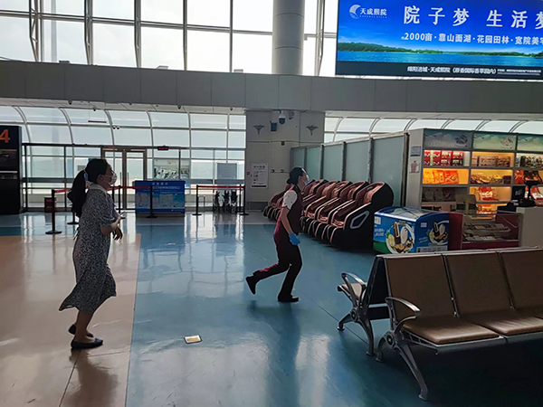 1652346470237191.jpeg 旅客服務(wù)部開展候機樓緊急疏散應(yīng)急演練1.jpeg