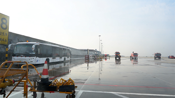 綿陽機場積極組織開展航空器跑道突發(fā)事件應(yīng)急救援演練2.jpg