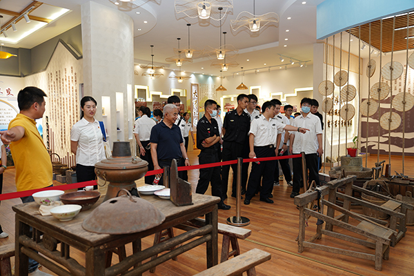 “助力鄉(xiāng)村振興，踐行艱苦奮斗” 將新員工黨性教育活動搬到對口幫扶村.jpg