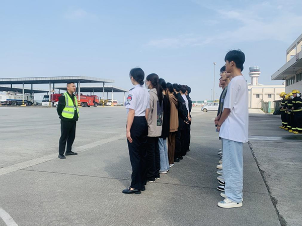 綿陽機(jī)場安檢站對閬中機(jī)場、民航校  實習(xí)生開展軍訓(xùn).png