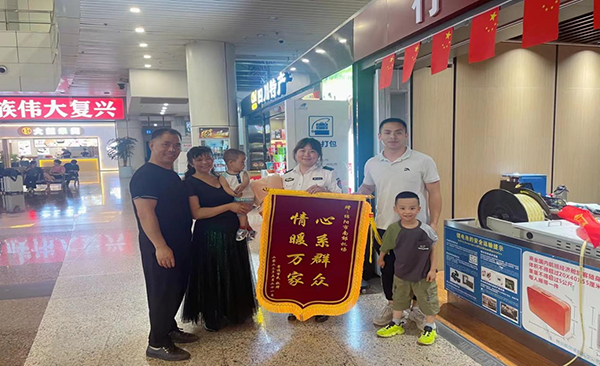 心系群眾，情暖萬家—— 綿陽機(jī)場安檢站暖心服務(wù)獲錦旗.png
