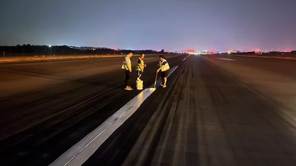 深夜，航班結(jié)束后，工作人員對(duì)跑道中心線進(jìn)行復(fù)新_副本.jpg